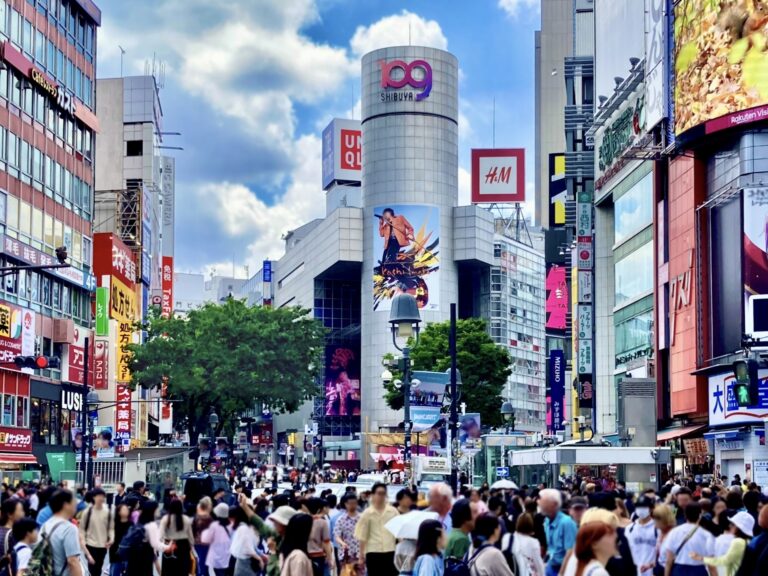 Guide francophone à Tokyo devant Shibuya
