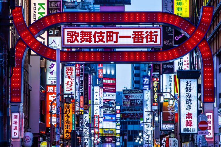 Guide francophone à Tokyo devant Kabukicho